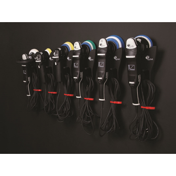 Die Organisation des Arbeitsplatzes kann die Effizienz verbessern, Zeit sparen und arbeitsbedingten Stress
reduzieren. Der neue Maschinenhalter von RUPES wurde entwickelt und produziert, um jeden Arbeitsplatz
maßzuschneidern und zu optimieren. Es ist das unentbehrliche Zubehör für eine organisierte, funktionale und
effiziente Arbeitsumgebung. Alles sichtbar und praktisch erreichbar. Es eignet sich für die gesamte Palette der
BigFoot-Polierer, einschließlich BigFoot Hybrid Nano und RUPES pneumatische und elektrische
Schleifmaschinen. Aus leichtem Kunststoff kann der neue Werkzeughalter direkt an die Mauer oder Metall
verschraubt werden. Dank abgerundeter Ecken und geschützter Kanten bietet es einen zusätzlichen Schutz für
das Werkzeug und den Benutzer. Der neue Werkzeughalter ist mit einem speziellen Haken ausgestattet, um
dort das 9m Kabel einzuhängen, damit Sie Ihre Werkstatt einfach und sicher organisieren können.