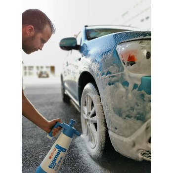 Bestimmt zum Ausbringen von Schaummitteln. Werden in Kfz-Werkstätten und -Waschanlagen, insbesondere beim Vorwaschen von Fahrzeugen oder beim Reinigen von Felgen und an Motorräumen eingesetzt. Kann aber auch zum punktuellen Waschen von Gebäudefassaden verwendet werden. Enthält 3 Spitzen für dicken, mittleren und dünnen Schaum.

MERKMALE:

3 Schäumeinsätze im Set - für fließenden, mittleren und dicken Schaum

Sicherheitsventil – Druckkontrolle

bequemer Griff – besonders ergonomisches Arbeiten

Flüssigkeitsstandband – leichte Dosierung und Kontrolle des Flüssigkeitsspiegels

Stabilisierungsring – stabilisiert und schützt den Tank vor einer Beschädigung

verlängerte Garantie – 3 Jahre Garantie für den Tank

FPM Dichtungen

Für Produkte mit einem pH-Wert von 6-8