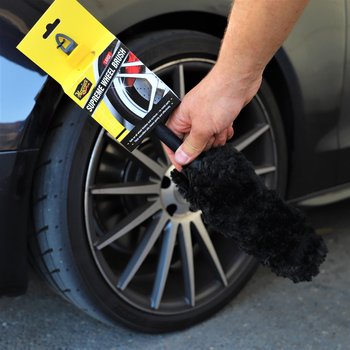 Die Meguiars Supreme Wheel Brush von Meguiars hat einen dicken Kopf aus Mikrofaser mit hervorragender Reinigungsfähigkeit; sie sind selbstverständlich bei ALLEN Oberflächen und Radtypen absolut sicher anzuwenden. Die Bürste ist 45 cm Lang.
Perfekt zum Reinigen aller Speichen und Ecken und lang genug, um bis zur Rückseite Deiner Räder zu reichen, um ein Showcar-Finish zu erzielen.
Die Supreme Wheel Brushes von Meguiar enthalten weder Draht noch andere Metallteile – eine häufige Quelle für mögliche Schäden an Rädern.